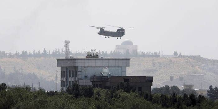 chinook helicopter evacuating US Embassy